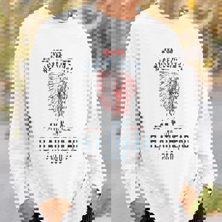 フラットヘッド ネイティブアメリカン インディアンマン Never Underestimate スウェットシャツ 彼への贈り物