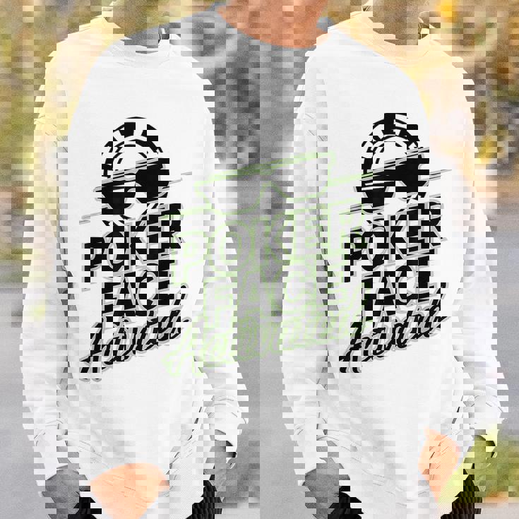 ポーカーフェイス活性化テキサスホールデムポーカーカード愛好家。 スウェットシャツ 彼への贈り物