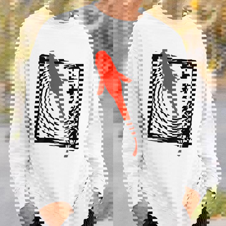 メダカ：ハンコスタンプデザインで描かれたメダカはエサを欲す。 スウェットシャツ 彼への贈り物