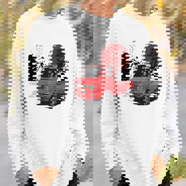 レトロな赤いミニトラックと日本の夕日。 長袖tシャツ スウェットシャツ 彼への贈り物