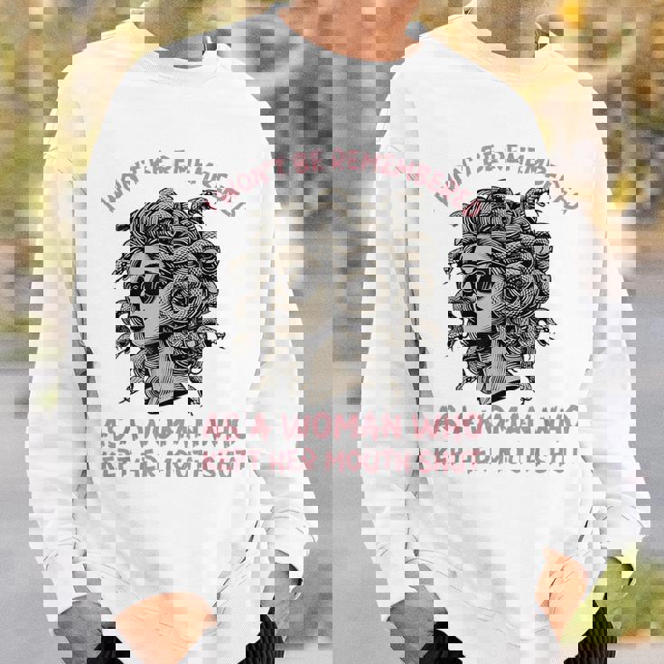 口を閉じた女として 記憶されない スウェットシャツ 彼への贈り物