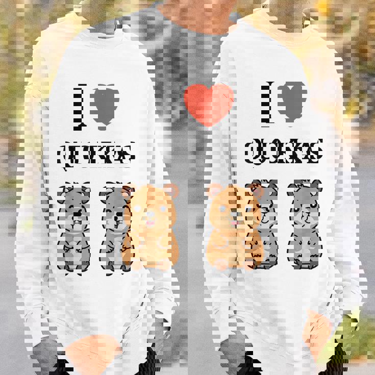 小さな赤ちゃんクオッカのユーモア動物は大好きです私はクオッカが大好きです スウェットシャツ 彼への贈り物