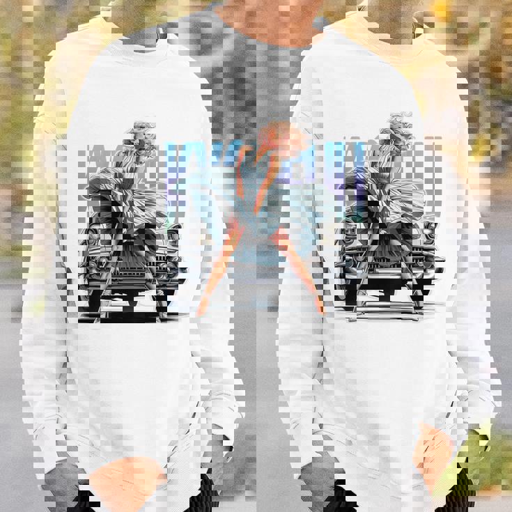 強風ピンナップガールとオールドアメ車のバックプリント スウェットシャツ 彼への贈り物