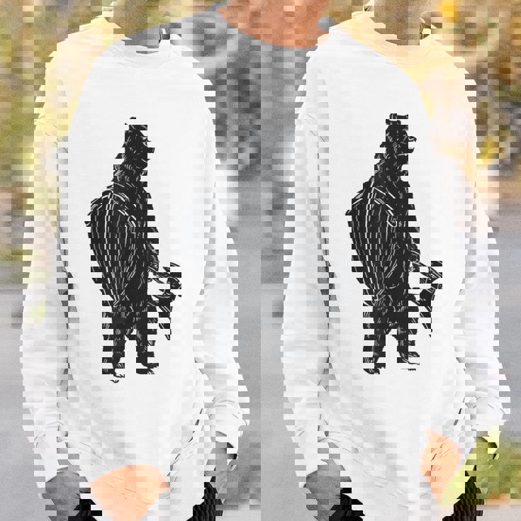 斧と盾を持った熊 中世の熊 バイキング スウェットシャツ 彼への贈り物