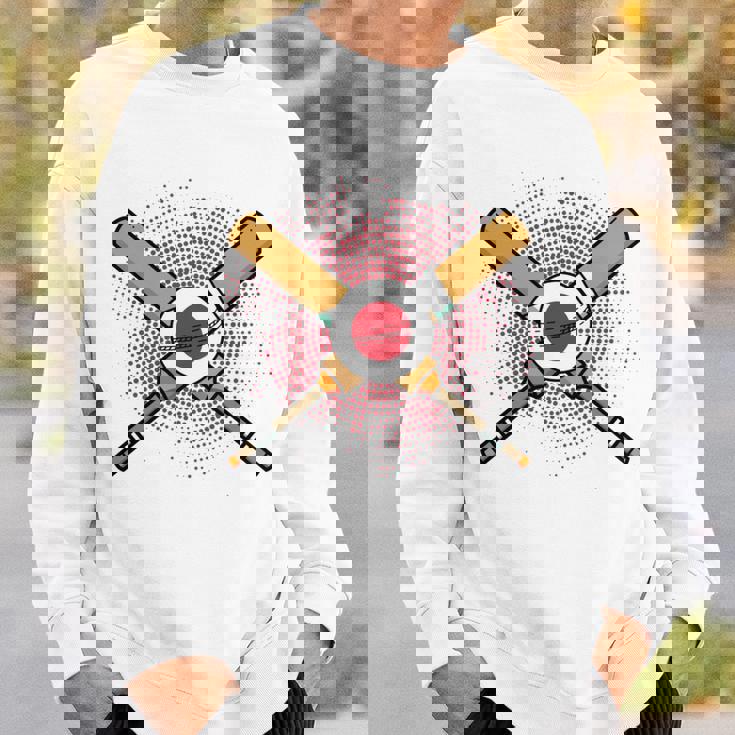 日本のクリケットラケットとボールの旗 長袖tシャツ スウェットシャツ 彼への贈り物