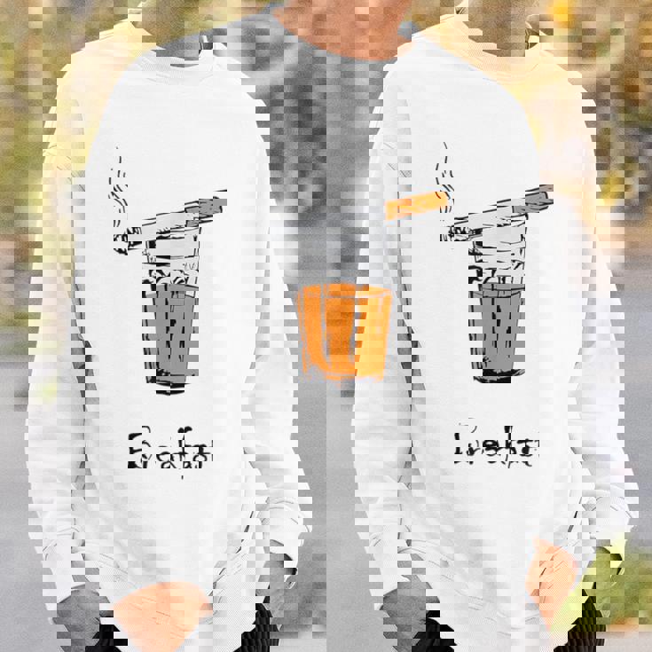 朝食タバコとウイスキー、面白いtシャツギフト。 スウェットシャツ 彼への贈り物