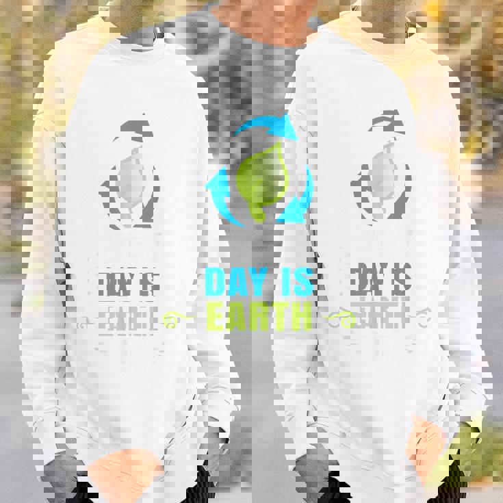 毎日のハッピーアースデイtシャツはアースデイのリサイクルです スウェットシャツ 彼への贈り物