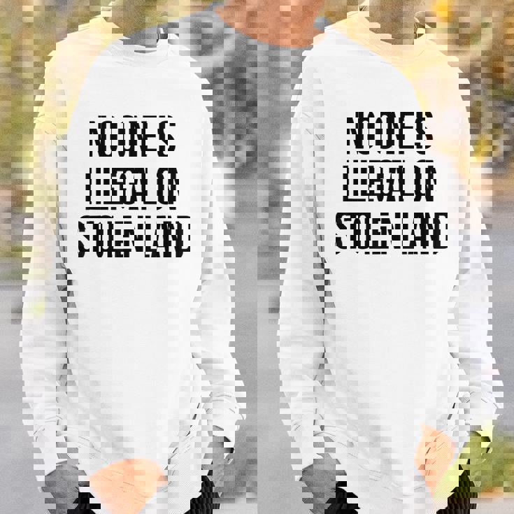 盗まれた土地では誰も違法ではない スウェットシャツ 彼への贈り物