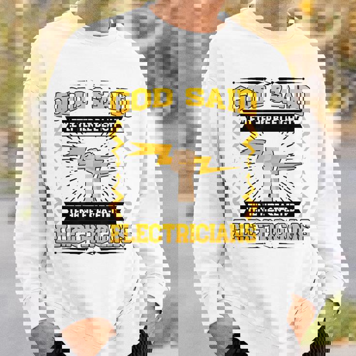 神は「光あれ」と言われてから、電気技師を創られた スウェットシャツ 彼への贈り物