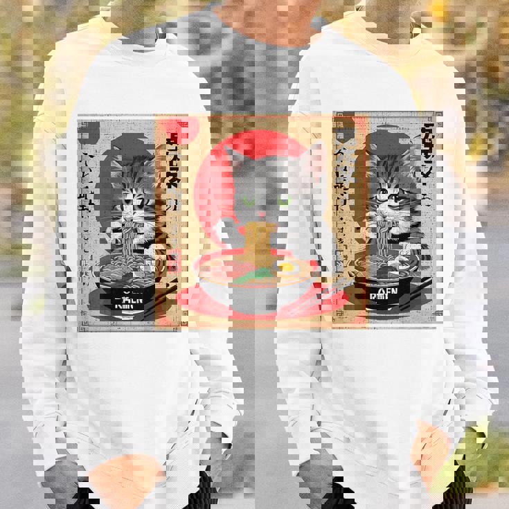 背中にラーメンを食べる緑色の目を持つ日本猫のデザイン。 スウェットシャツ 彼への贈り物