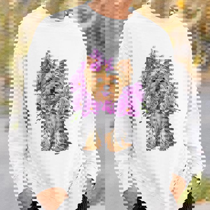 花を持つヨークシャー テリア 長袖tシャツ スウェットシャツ 彼への贈り物