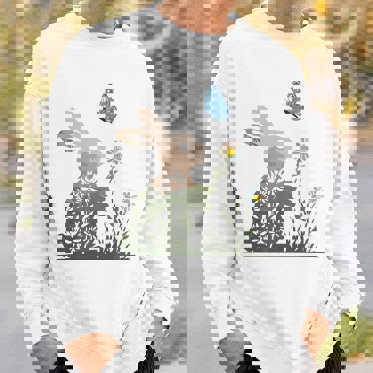 蝶のイースターとデイジーを保持している甘いウサギのウサギ 長袖tシャツ スウェットシャツ 彼への贈り物