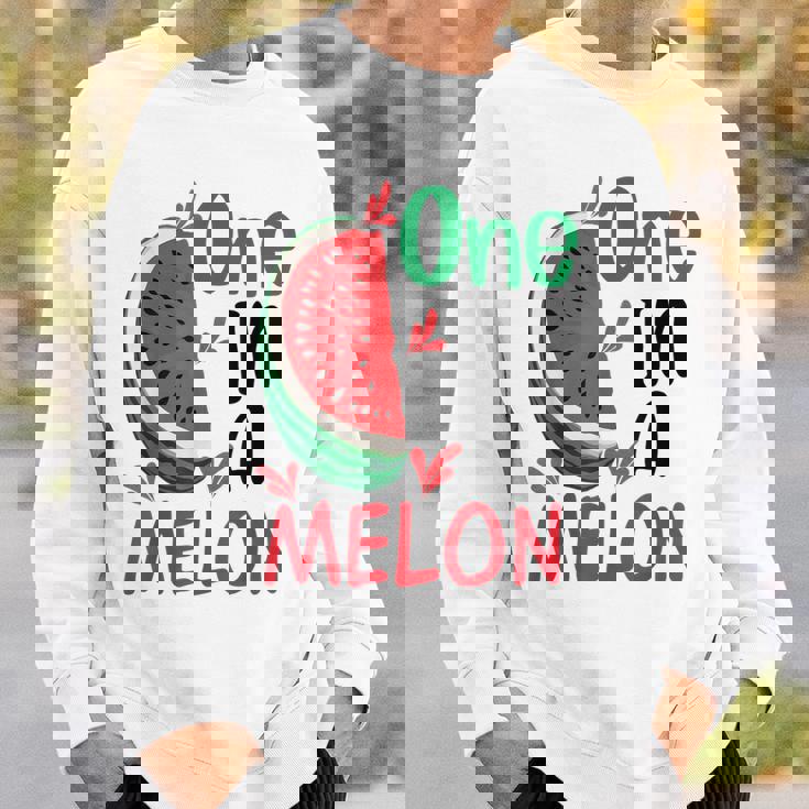 面白いスイカ ハワイのビーチでの休暇 メロンの中のかわいいもの スウェットシャツ 彼への贈り物