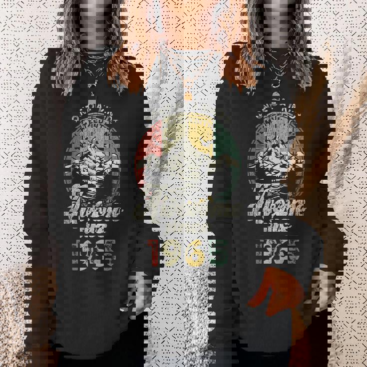 60歳の誕生日 1965年創業のレトロな山々 スウェットシャツ 彼女への贈り物