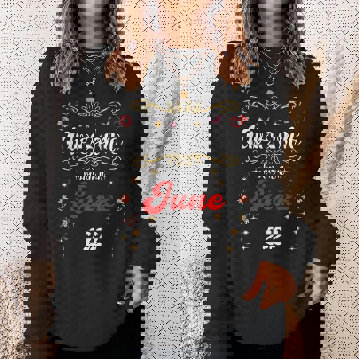 6月22日の誕生日に生まれた素晴らしい花と蝶。 スウェットシャツ 彼女への贈り物