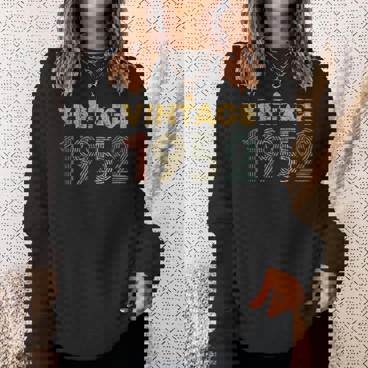 73 歳のギフト ヴィンテージ 1952 年生まれ レトロ 73 歳の誕生日 スウェットシャツ 彼女への贈り物