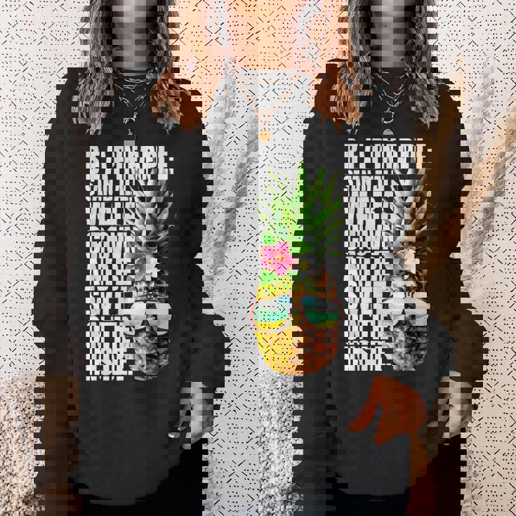 Be A Pineapple Wear A Crownweet Inside アロハ・ハワイパイナップル スウェットシャツ 彼女への贈り物