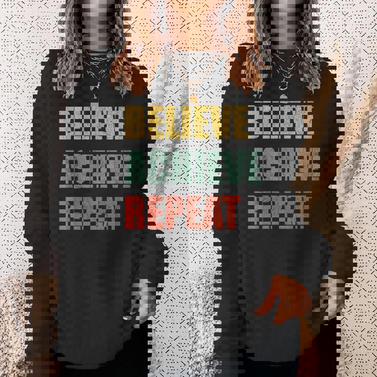 Believe Achieve Repeat Motivational Ambition Inspiration スウェットシャツ 彼女への贈り物