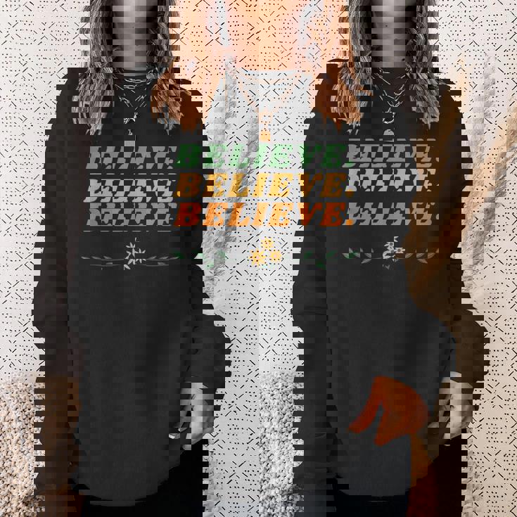 Believe Inspirational Motivational Message Of Hope スウェットシャツ 彼女への贈り物