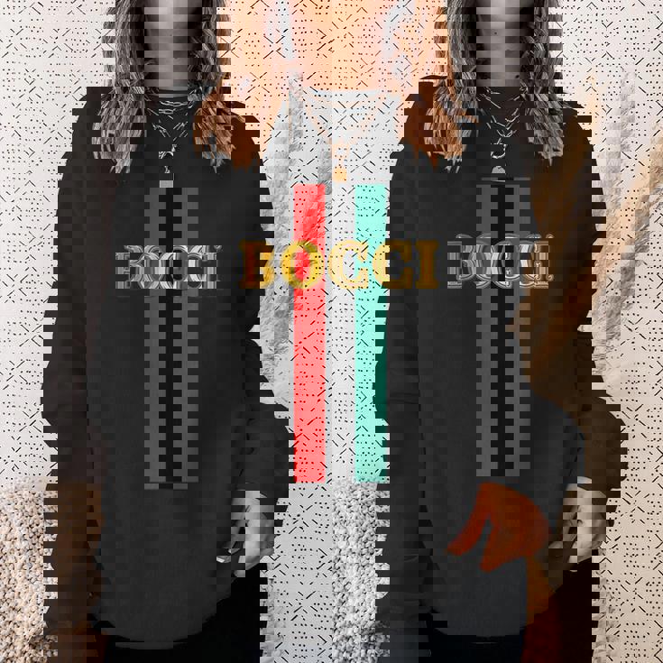 Bocci ぼっち《フェイクゴールド ロゴ》緑 赤 ライン【変なデザイン屋さん】陰キャ オタク ブランド パロディ 面白 スウェットシャツ 彼女への贈り物