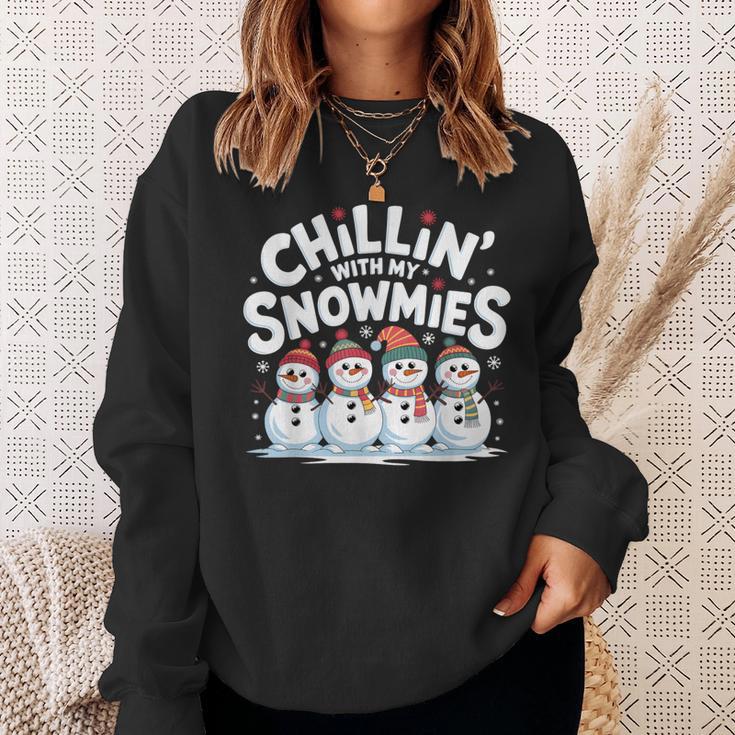 Chilling With Mynowmies 冬の雪だるまファミリーデザイン スウェットシャツ 彼女への贈り物