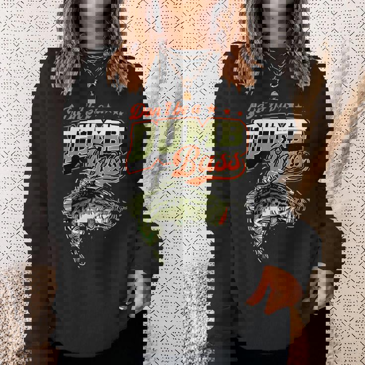 Don't Be A Dumb Bass 面白いバス釣りジョーク スウェットシャツ 彼女への贈り物