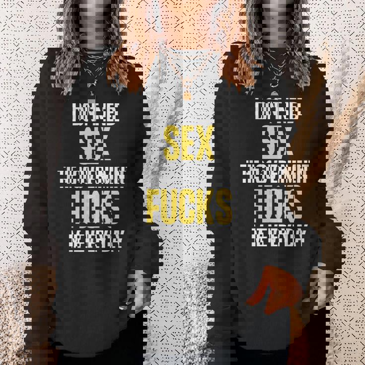 I Don't Needegs The Government F's Me Daily スウェットシャツ 彼女への贈り物