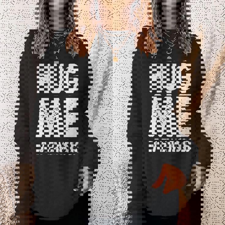 Hug Me I'm Famous ファニーハガー スウェットシャツ 彼女への贈り物