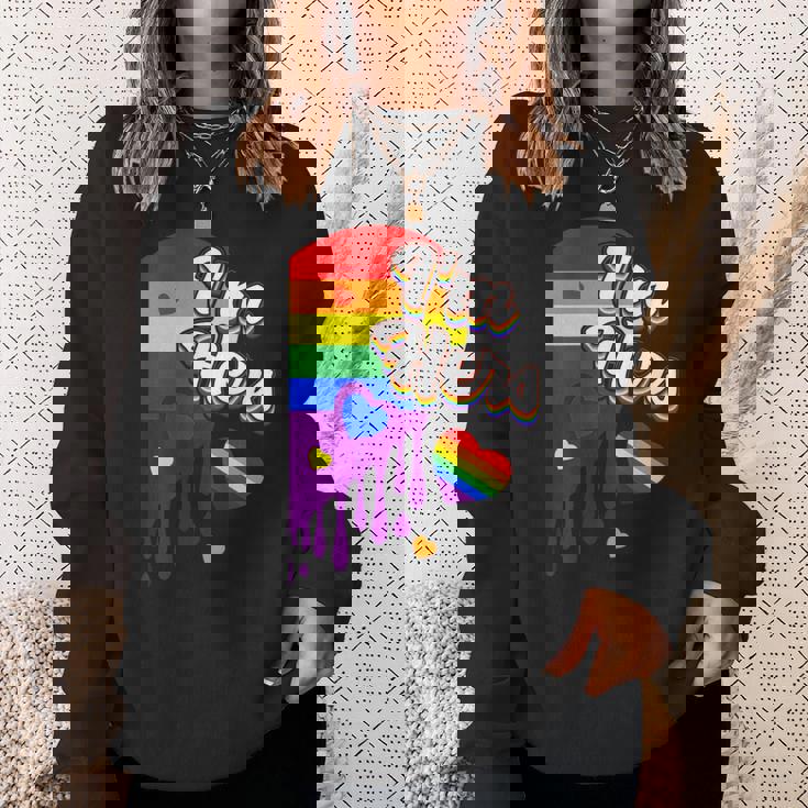 I'm Hers &He's Mine 虹のハート Lgbtq プライド デザイン スウェットシャツ 彼女への贈り物