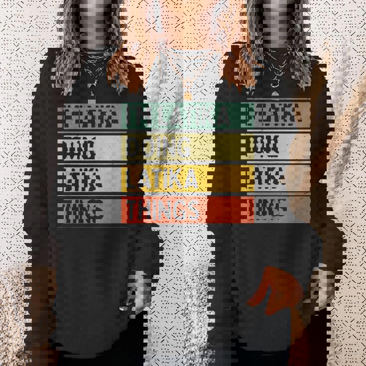 I'm Latika Doing Latika Things 面白い名言 スウェットシャツ 彼女への贈り物