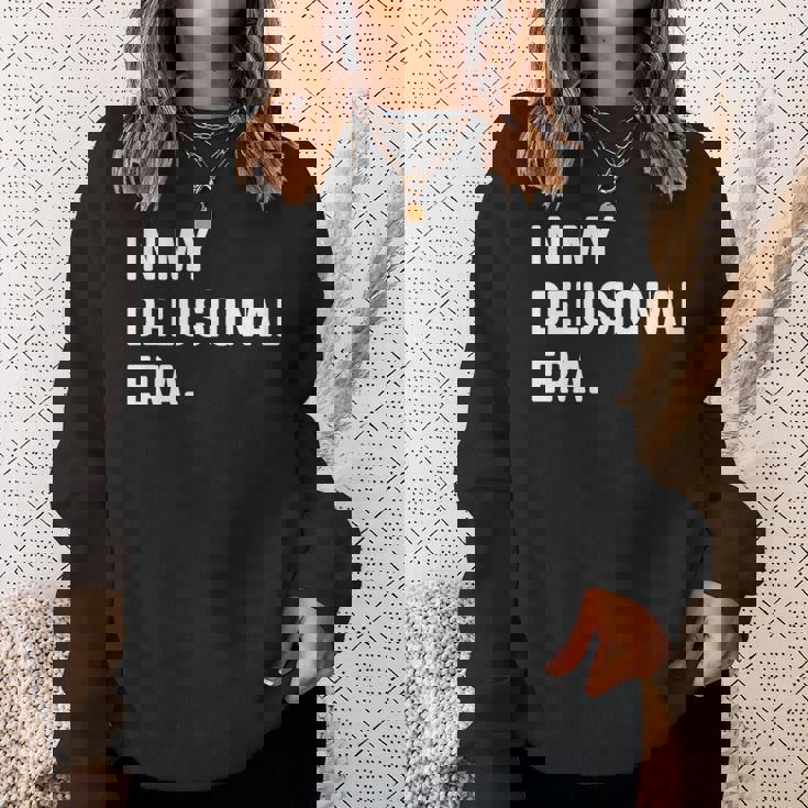 In My Delusional Era 面白い大人のユーモアの言葉 長袖tシャツ スウェットシャツ 彼女への贈り物