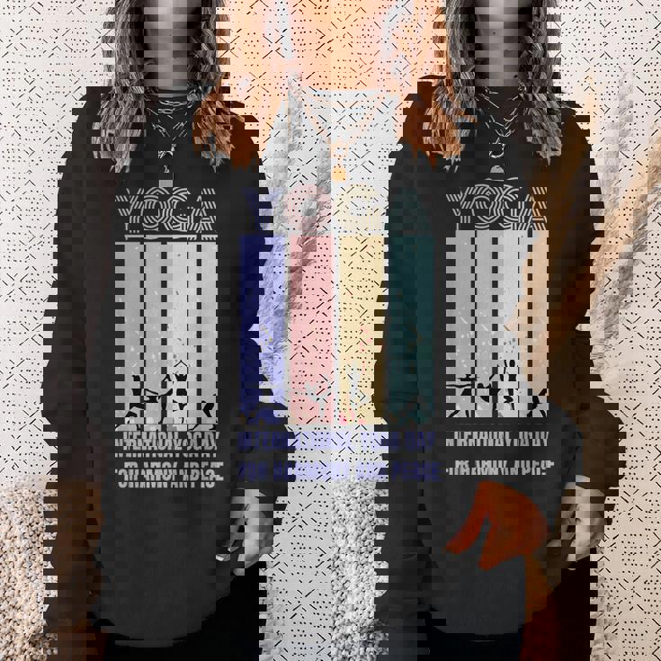 International Yoga Day For Harmony And Peace スウェットシャツ 彼女への贈り物