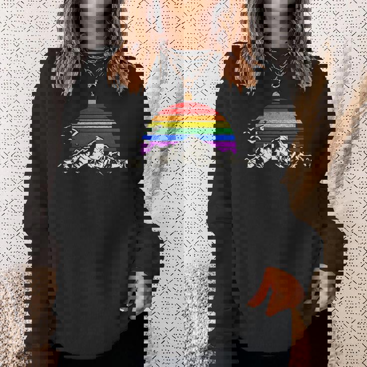 Lgbtq レインボー 山 サンセット ヴィンテージ スウェットシャツ 彼女への贈り物