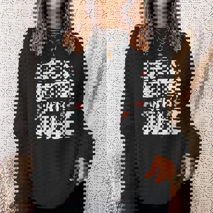 Life Is Better With A Julie 面白い名前 Julie スウェットシャツ 彼女への贈り物