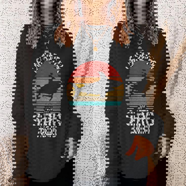 Life Is Better Withharks Around レトロ シャーク スウェットシャツ 彼女への贈り物