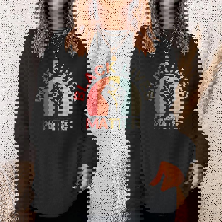 Lives Matter Raised Fist Retrointage No Racism スウェットシャツ 彼女への贈り物
