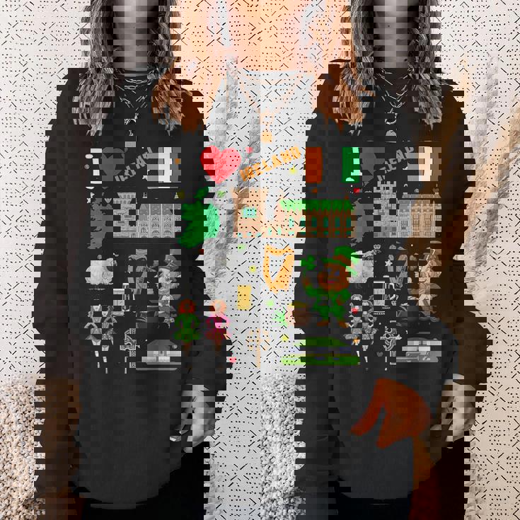 I Love Ireland。手描きアイルランドのランドマーク、旗、地図 スウェットシャツ 彼女への贈り物