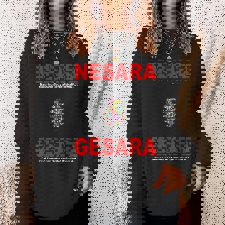 Nesara Gesara、赤い文字。 スウェットシャツ 彼女への贈り物