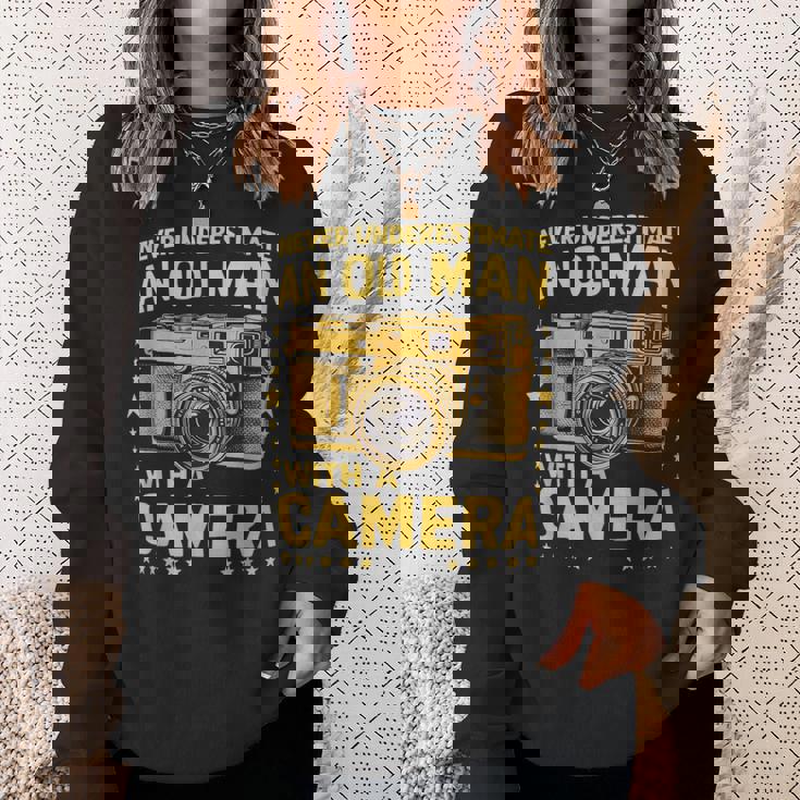 Never Underestimate An Old Man With A Camera レトロ ヴィンテージ スウェットシャツ 彼女への贈り物