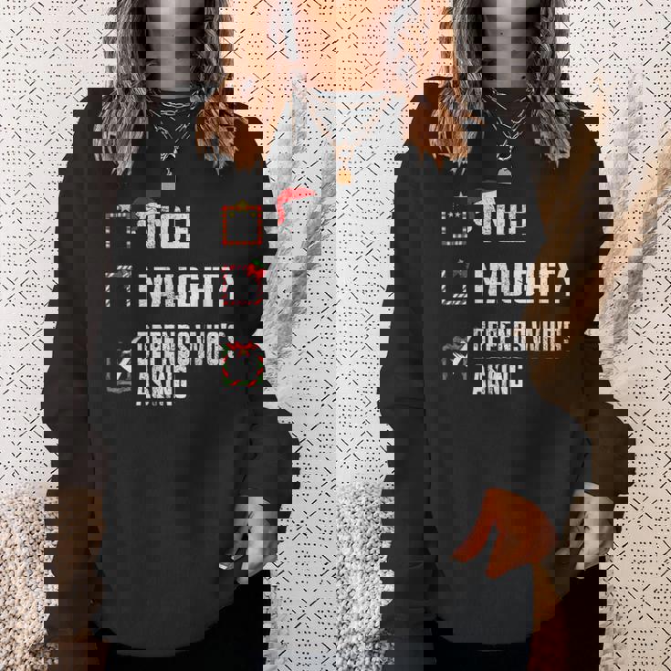 Nice Naughty Depends Who's Asking クリスマスリスト サンタ クリスマス スウェットシャツ 彼女への贈り物