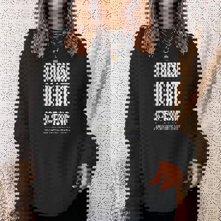 No Racism-No Hate Trump Racism Is Idiotic スウェットシャツ 彼女への贈り物