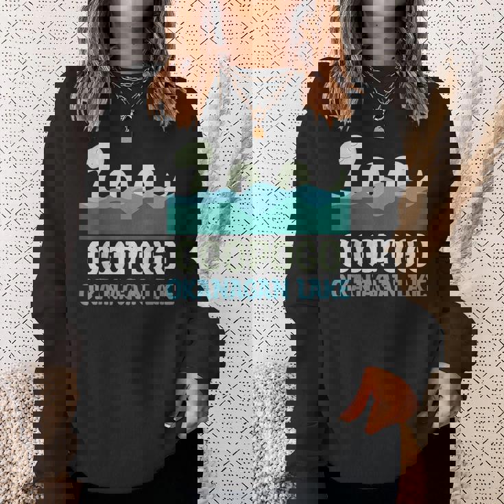 Ogopogo オカナガン湖 怪獣 生き物 かわいい かわいい クリプティッド スウェットシャツ 彼女への贈り物