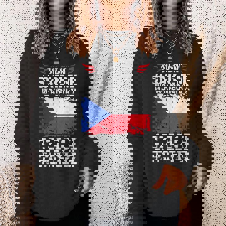 Raised By A Czech Father Father's Day Czech Republic Flag スウェットシャツ 彼女への贈り物