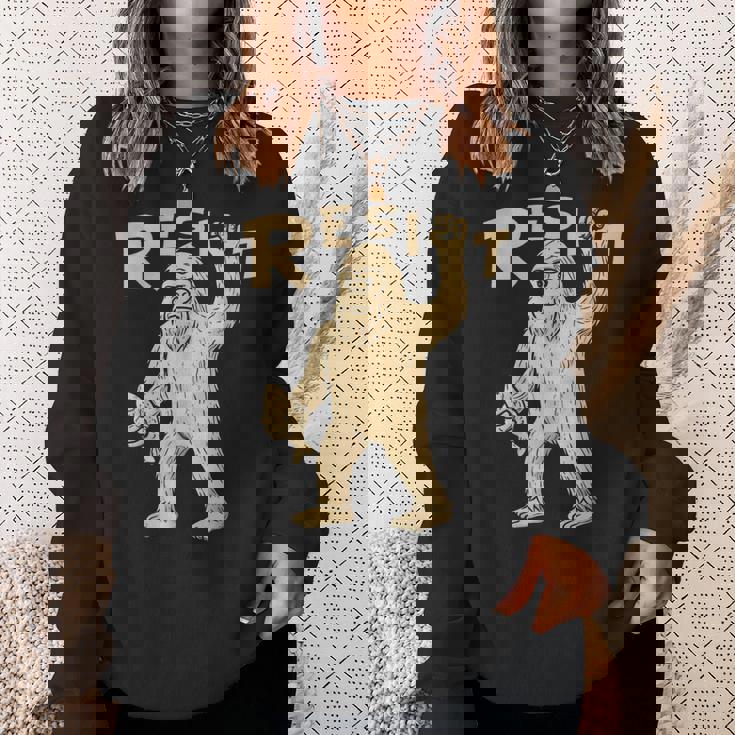 Resist サスカッチティー—面白いクリプティッド抗議 スウェットシャツ 彼女への贈り物