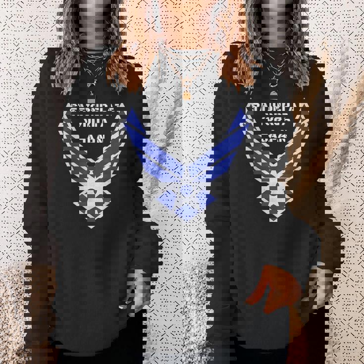 Stationed At Yokota Japan 日本 キャンプ 横田 よこた での任務のツアー スウェットシャツ 彼女への贈り物