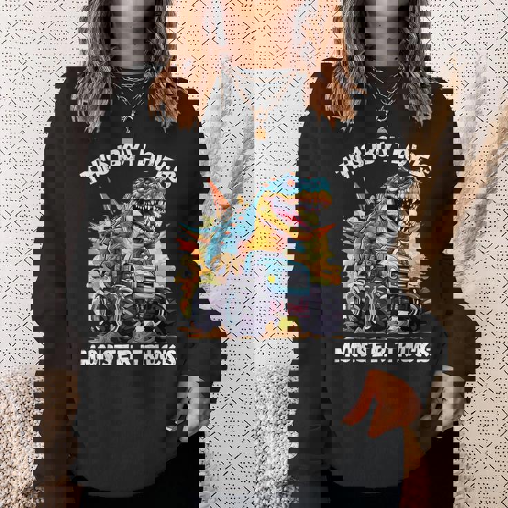 This Boy Loves Monster Trucks 恐竜モンスタートラック スウェットシャツ 彼女への贈り物