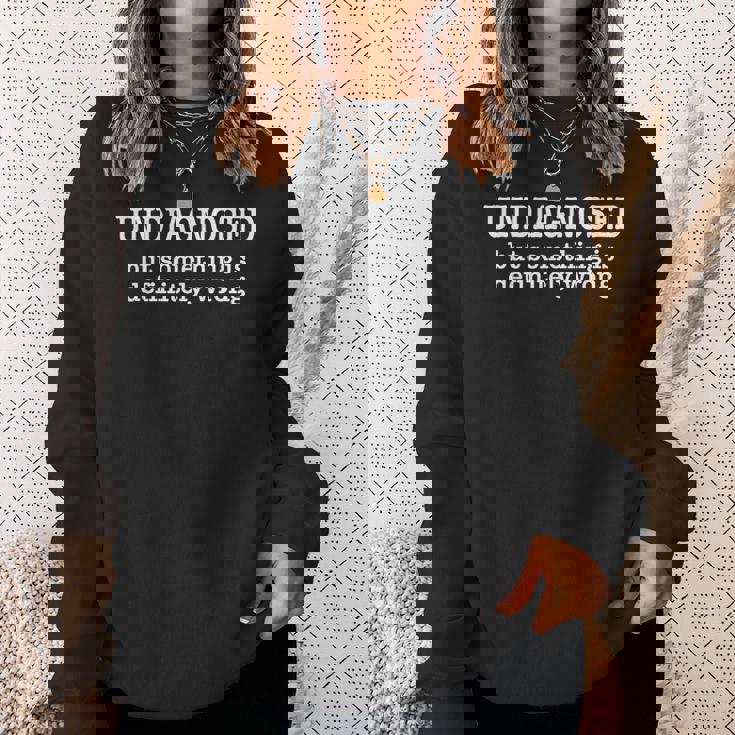 Undiagnosed Butomething Is Definely Wrong 面白い引用 スウェットシャツ 彼女への贈り物