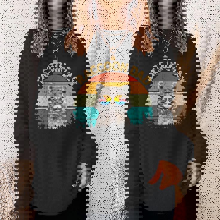 Vintage Retro Wild Animalummerunglass Common Raccoon Dad スウェットシャツ 彼女への贈り物