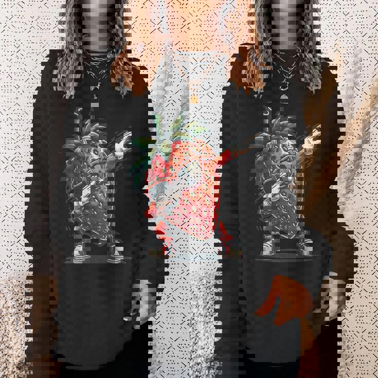 いちごを軽くたたくダンスいちごの果実を軽くたたく スウェットシャツ 彼女への贈り物