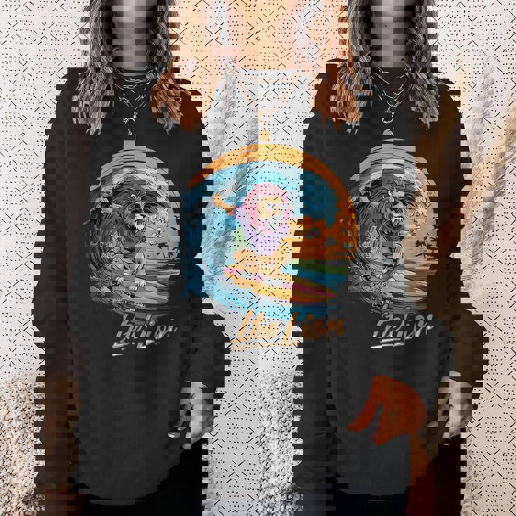 おもしろい ライオン サーフィン ライオン スポーツ サーファー 動物 恋人 夏 スウェットシャツ 彼女への贈り物